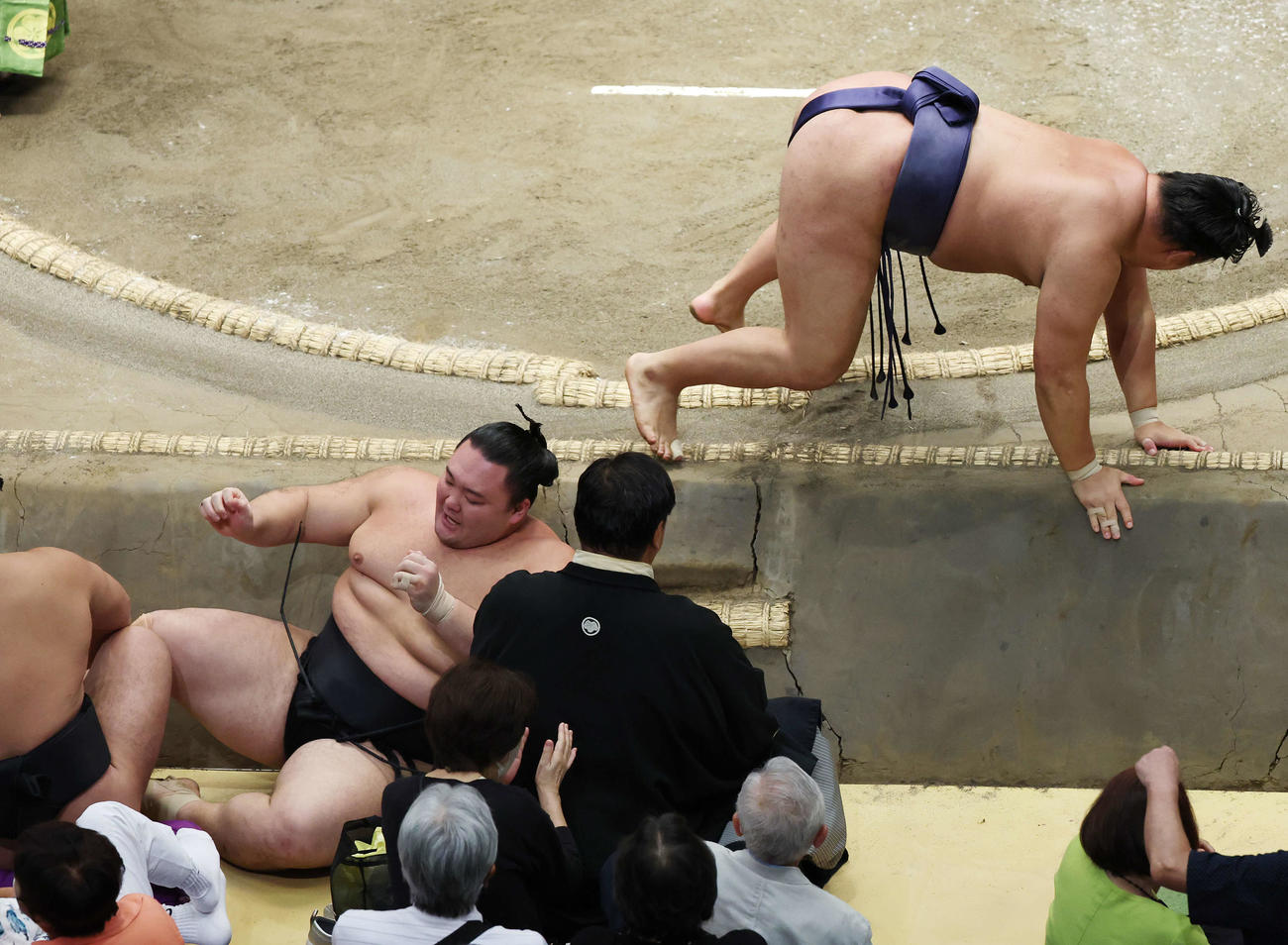 下手投げで豊昇龍（右）に敗れる朝乃山（撮影・宮地輝）