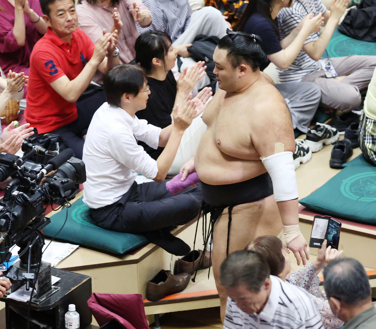 豊昇龍に敗れ、引き揚げる朝乃山（撮影・宮地輝）