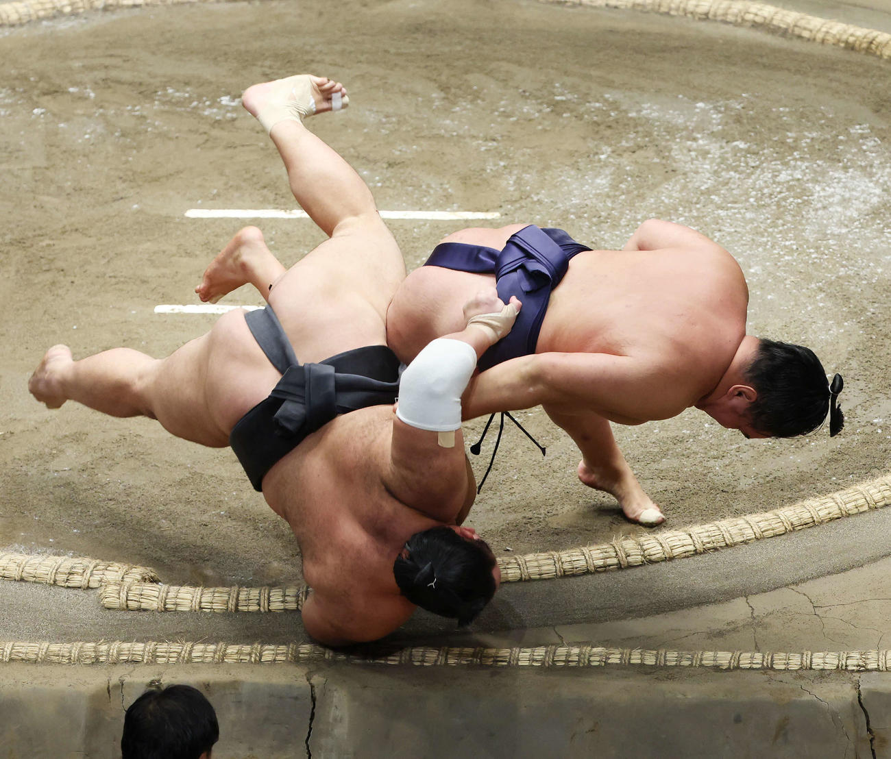 下手投げで朝乃山（左）を破る豊昇龍（撮影・宮地輝）