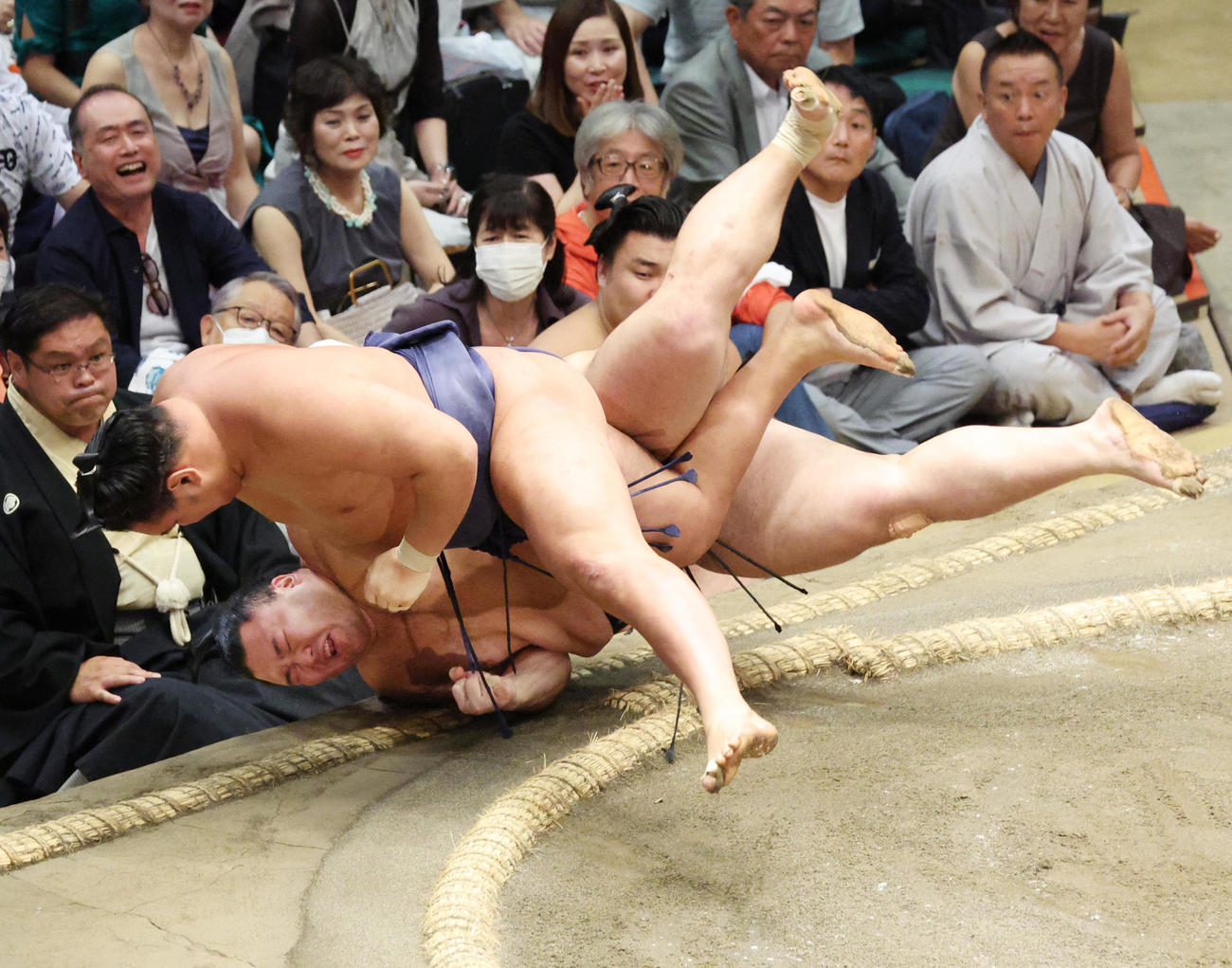 朝乃山（下）を下手投げで破る豊昇龍（撮影・中島郁夫）