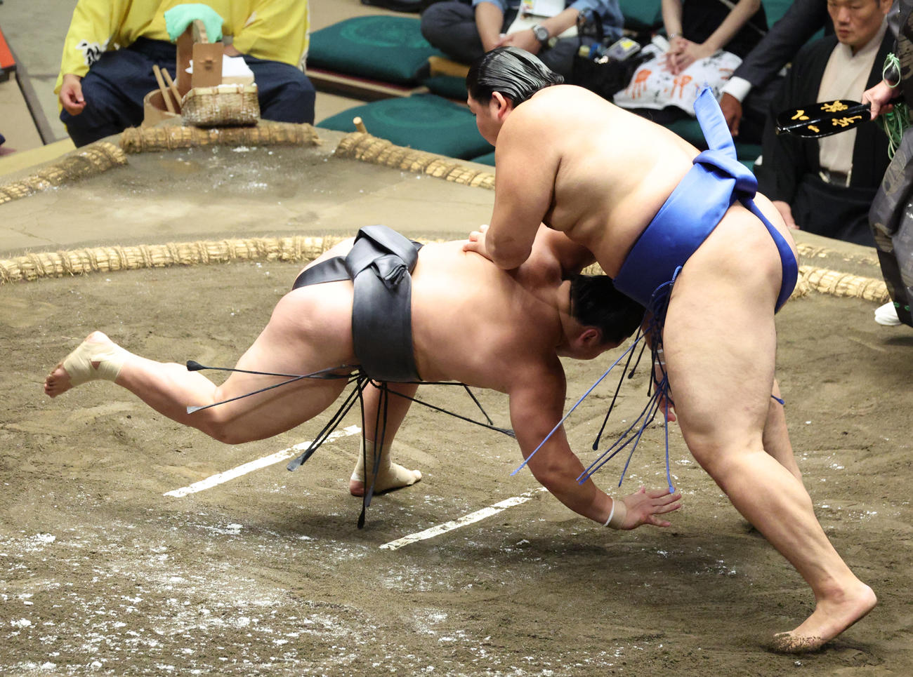 輝鵬（左）をはたき込みで破る大の里（撮影・中島郁夫）