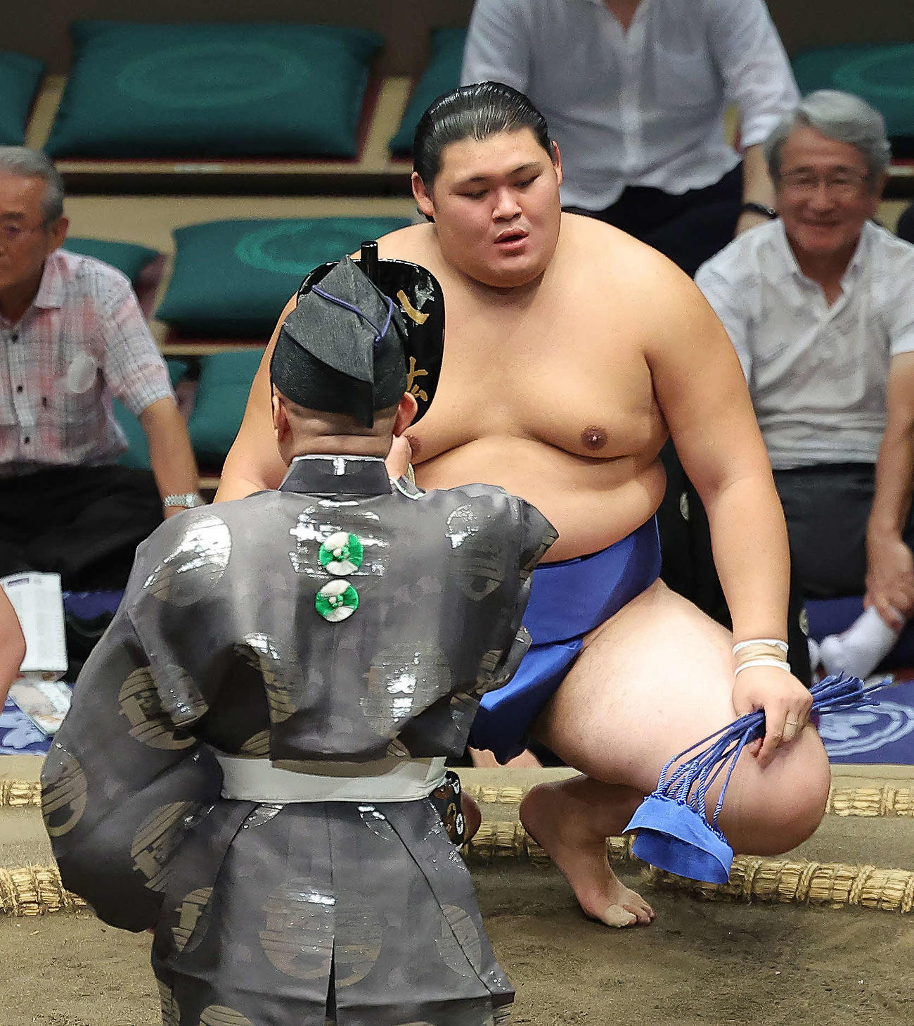 輝鵬をはたき込みで破り、勝ち名乗りを受ける大の里（撮影・河田真司）