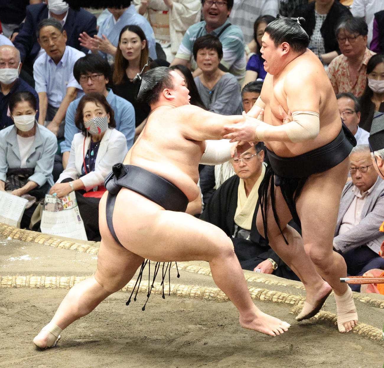 阿炎（右）を押し出しで破る朝乃山（撮影・中島郁夫）