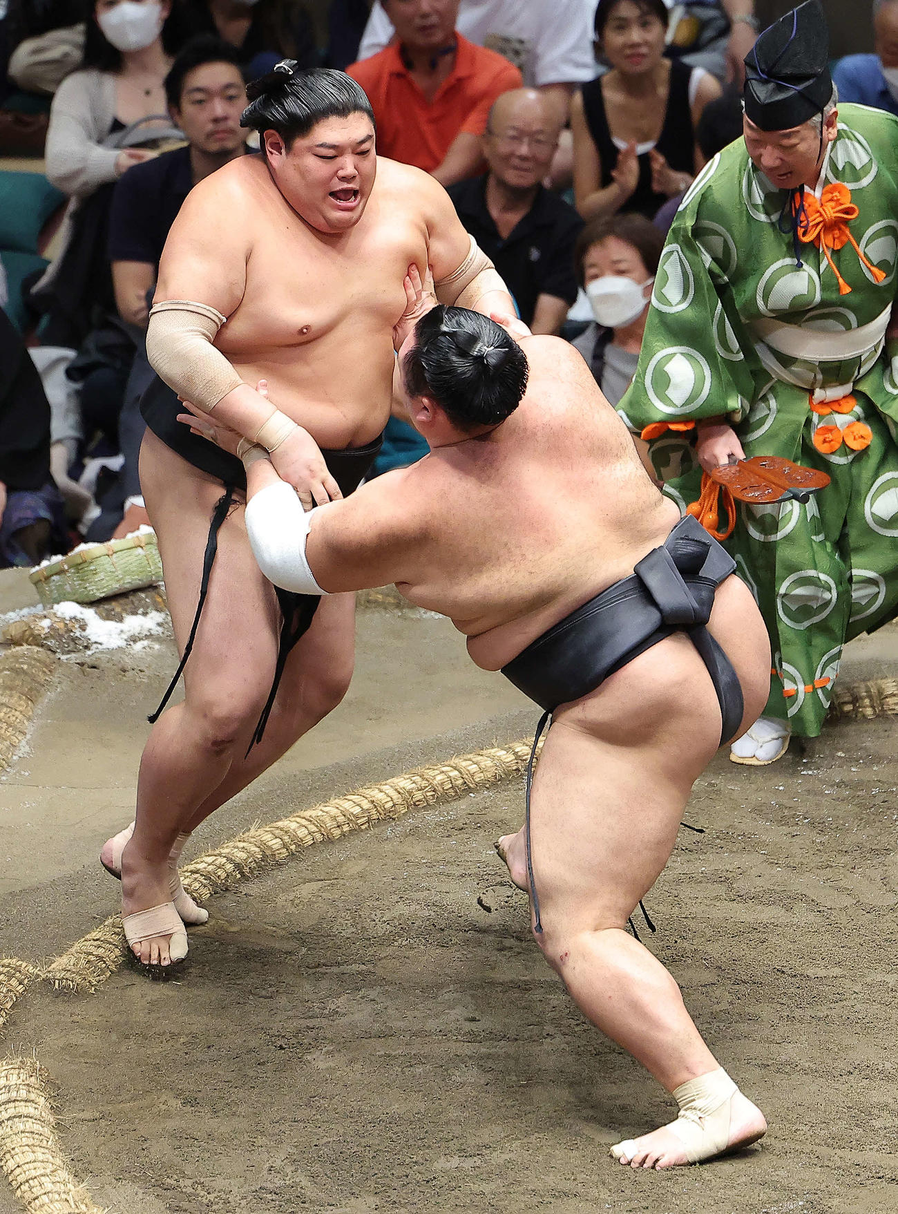 阿炎（左）は朝乃山に押し出しで敗れる（撮影・河田真司）