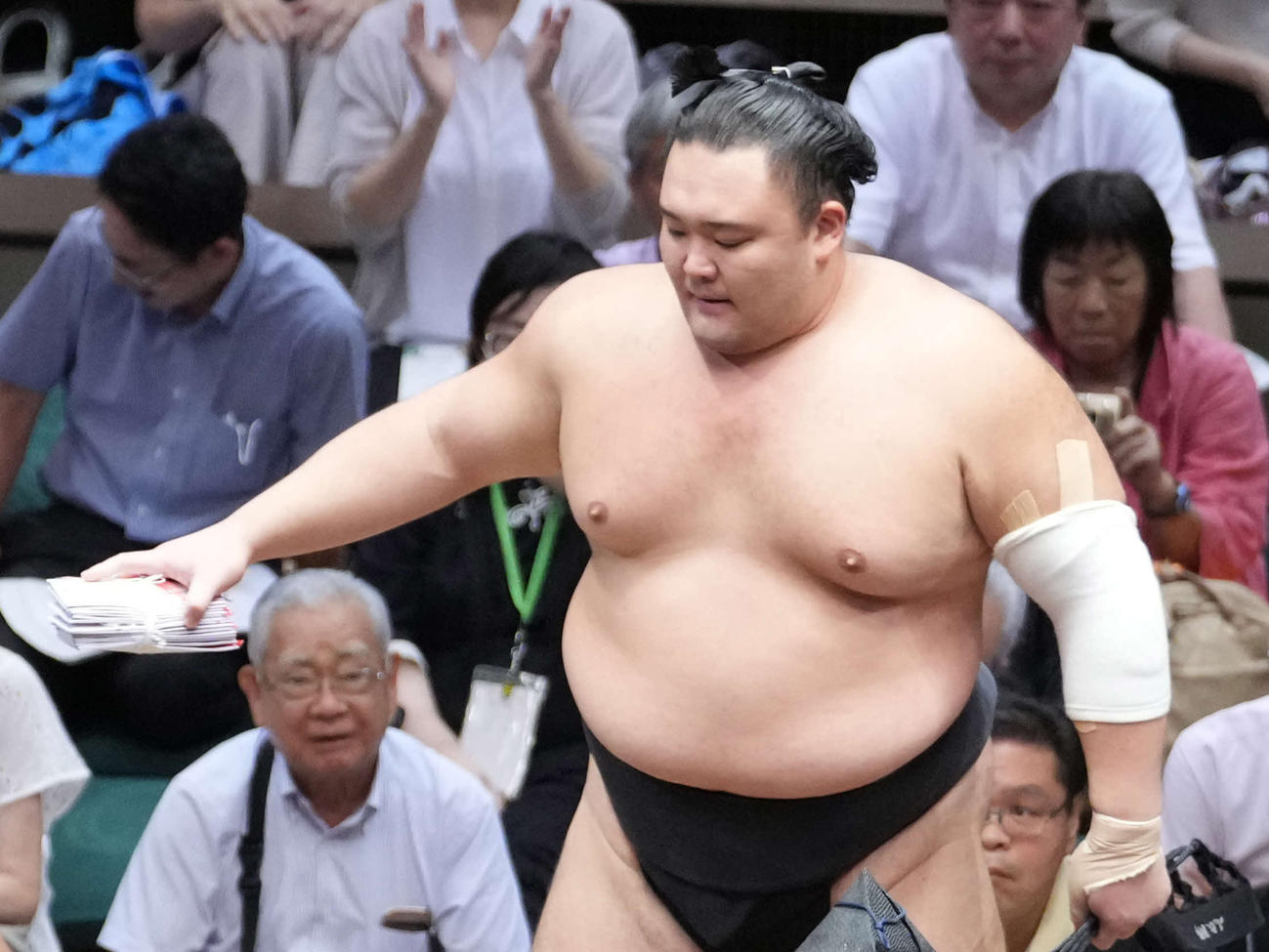 懸賞金の束を手にする朝乃山（2023年9月11日撮影）