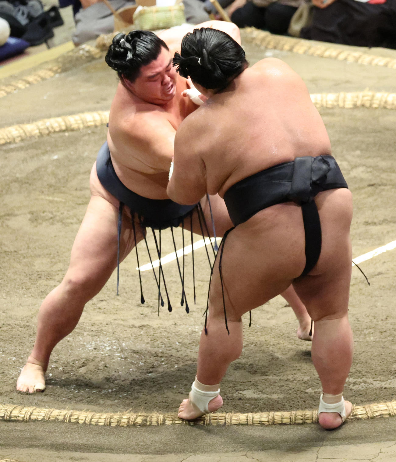 貴景勝（右）を押し出しで破る正代（撮影・中島郁夫）