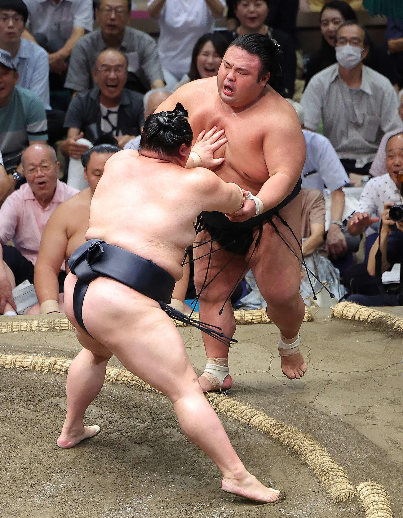 正代（左）に押し出しで敗れる貴景勝（撮影・河田真司）