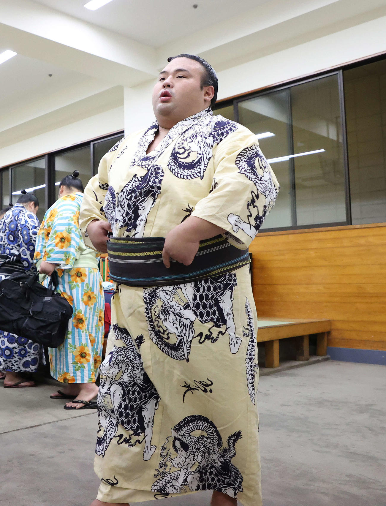 支度部屋から引き揚げる貴景勝