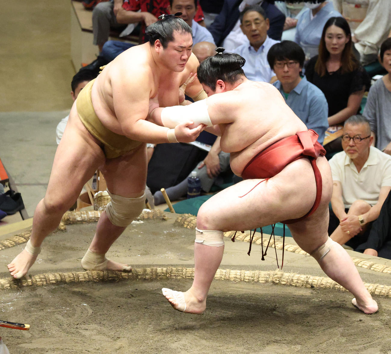 輝（左）を押し出しで破る熱海富士（撮影・中島郁夫）