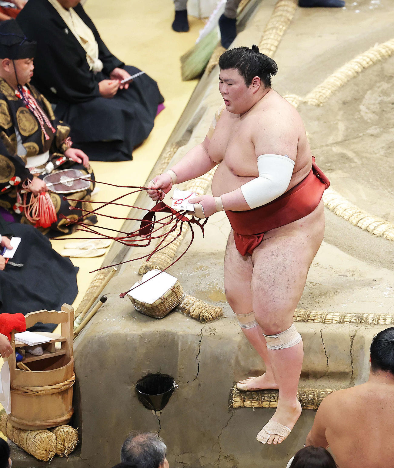 輝を押し出しで破り、土俵から引き揚げる熱海富士（撮影・河田真司）
