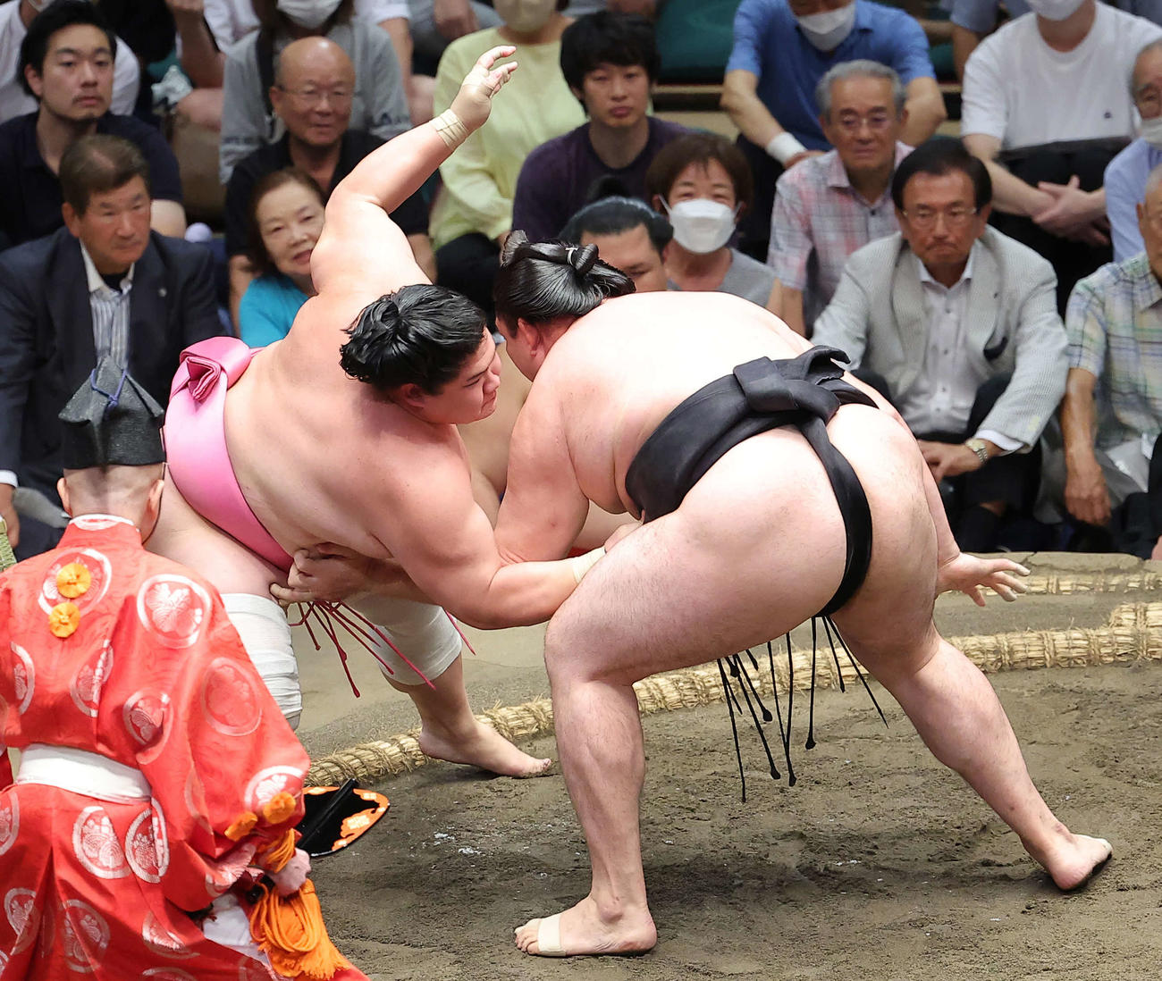 宇良（左）は竜電の攻めに耐える（撮影・河田真司）