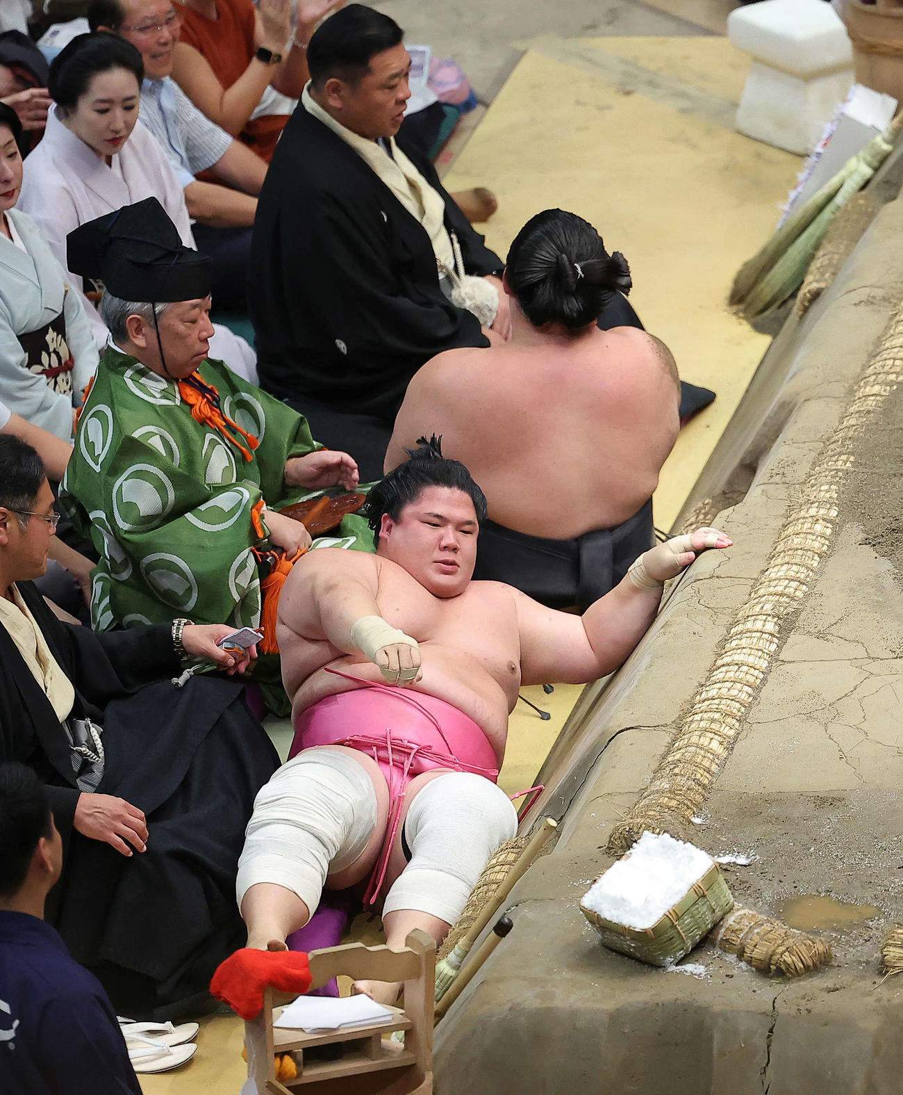宇良（手前）は竜電を上手出し投げで破る（撮影・河田真司）