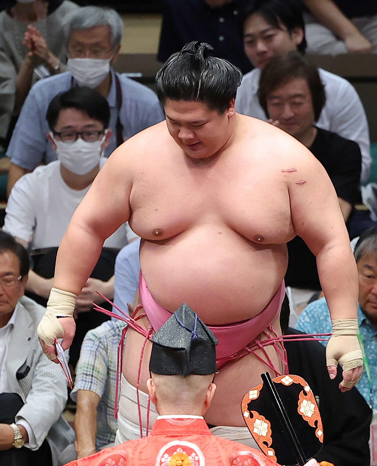竜電を上手出し投げで破り、勝ち名乗りを受け土俵から引き揚げる宇良（撮影・河田真司）