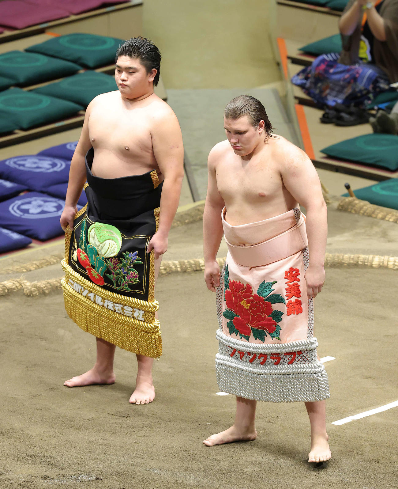 新序出世披露に臨む山田（左）と安青錦（撮影・河田真司）