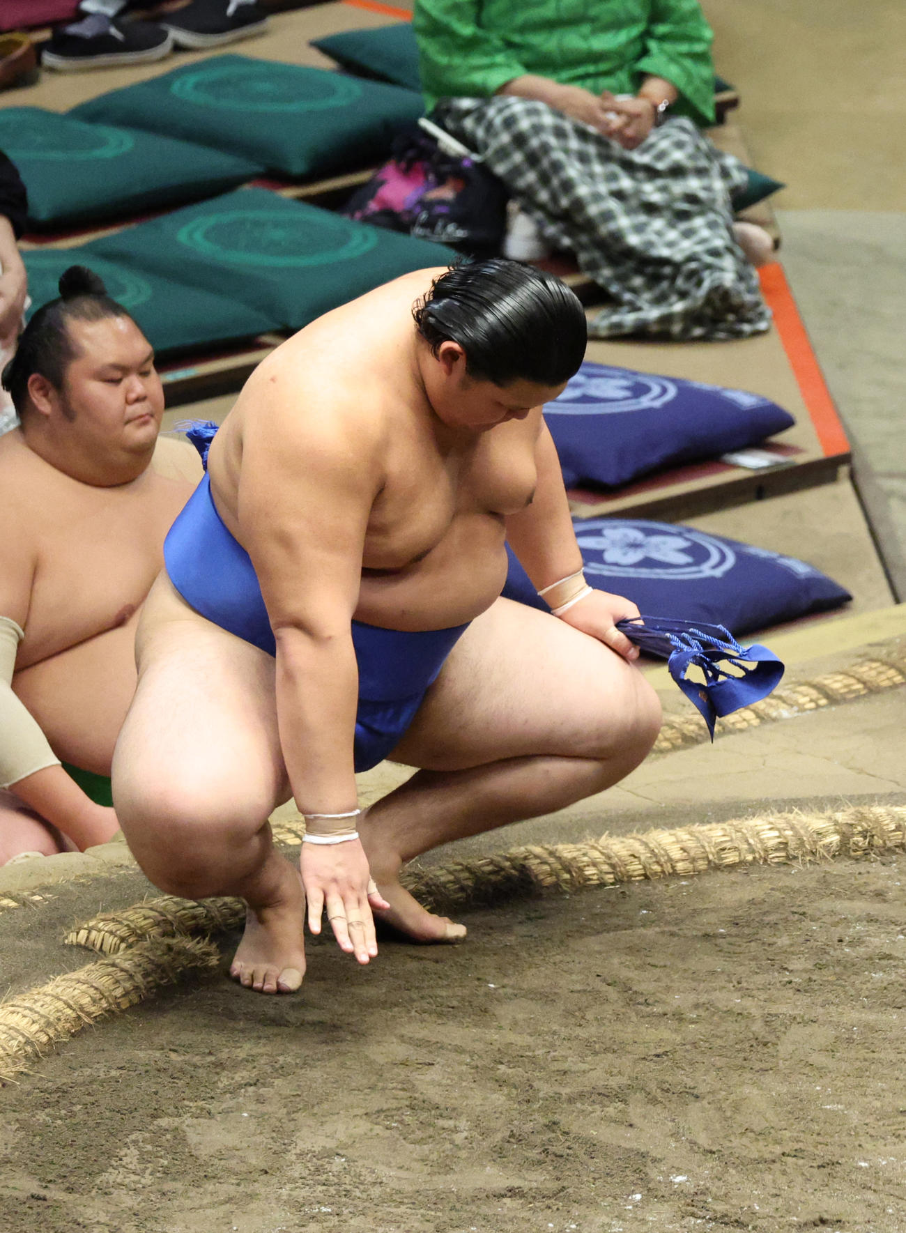 勝ち名乗りを受ける大の里（撮影・中島郁夫）