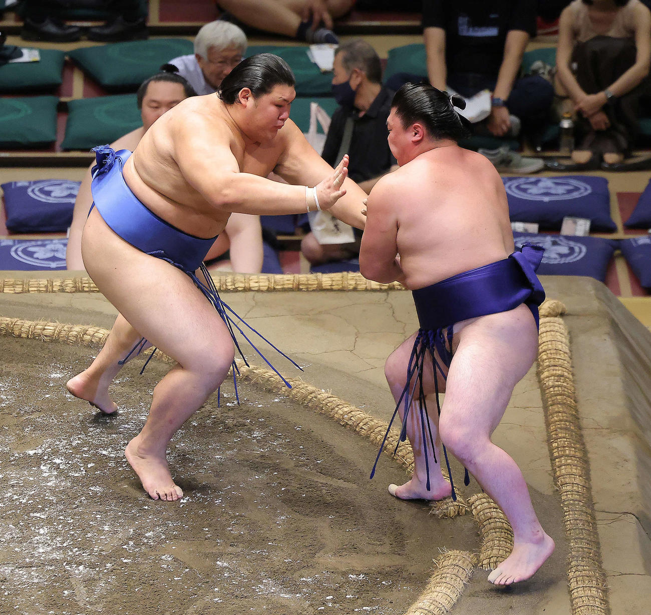 大の里（左）は時疾風を押し出しで破る（撮影・河田真司）