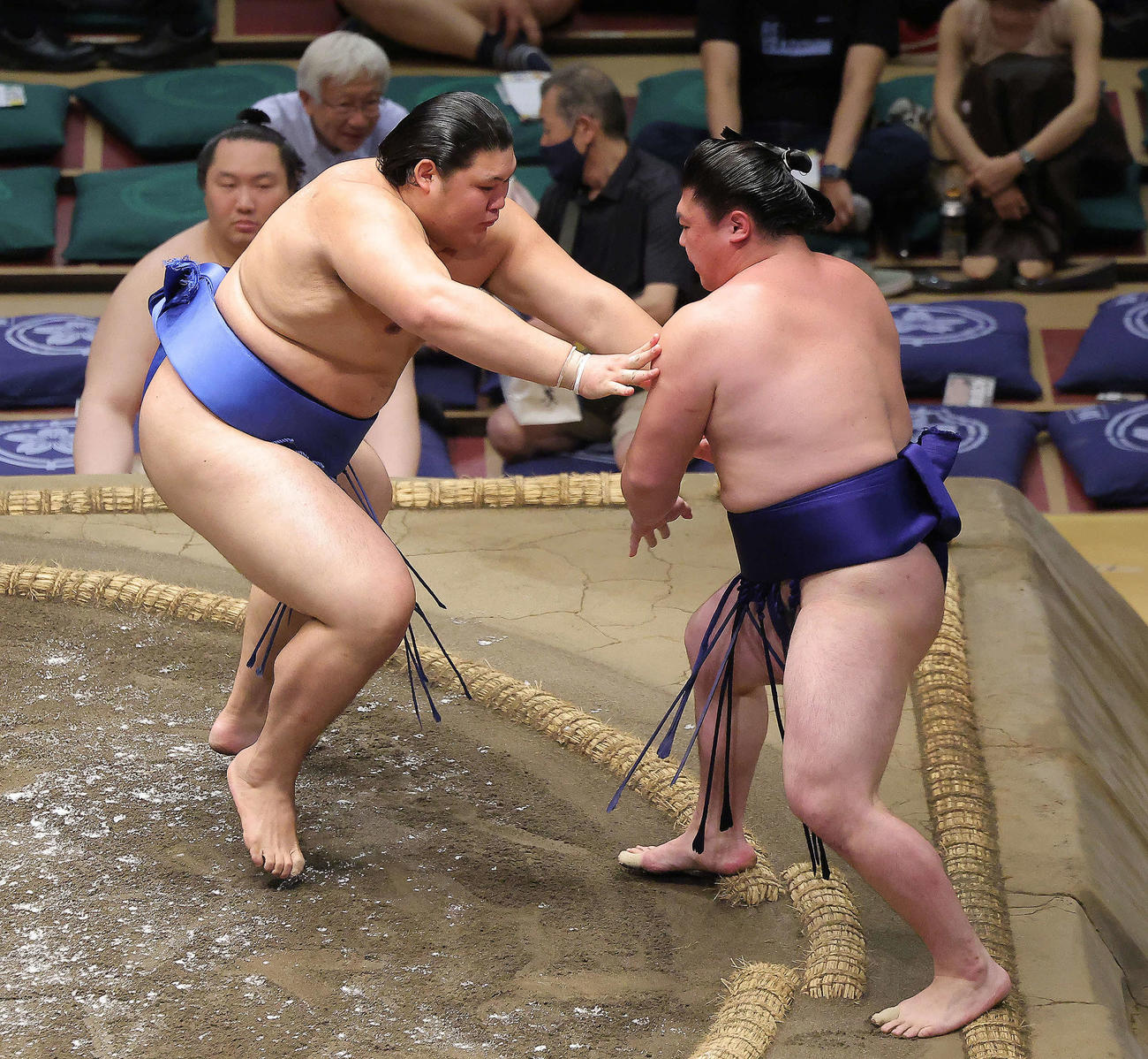 大の里（左）は時疾風を押し出しで破る（撮影・河田真司）