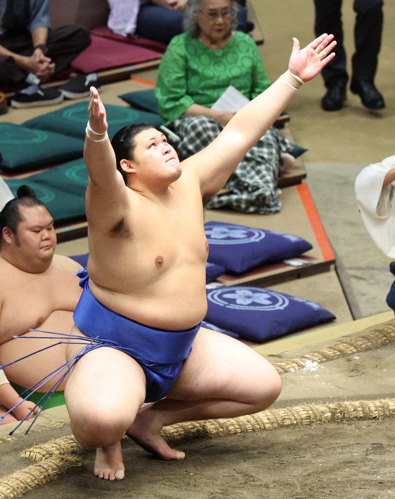 ちりを払う大の里（撮影・中島郁夫）