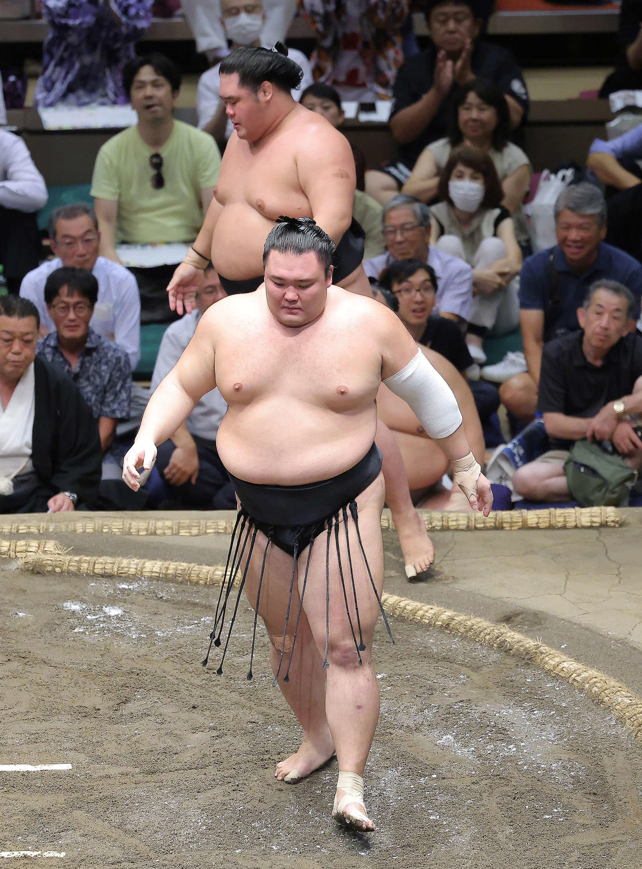 明生（奥）を寄り切りで破る朝乃山（撮影・河田真司）