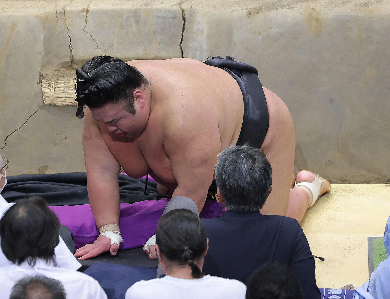 翔猿に押し出しで敗れる貴景勝（撮影・河田真司）