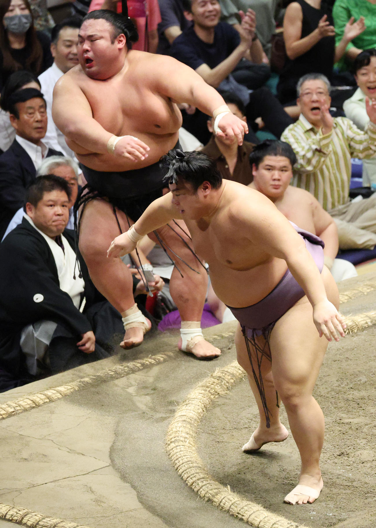 貴景勝（左）を押し出しで破る翔猿（撮影・中島郁夫）