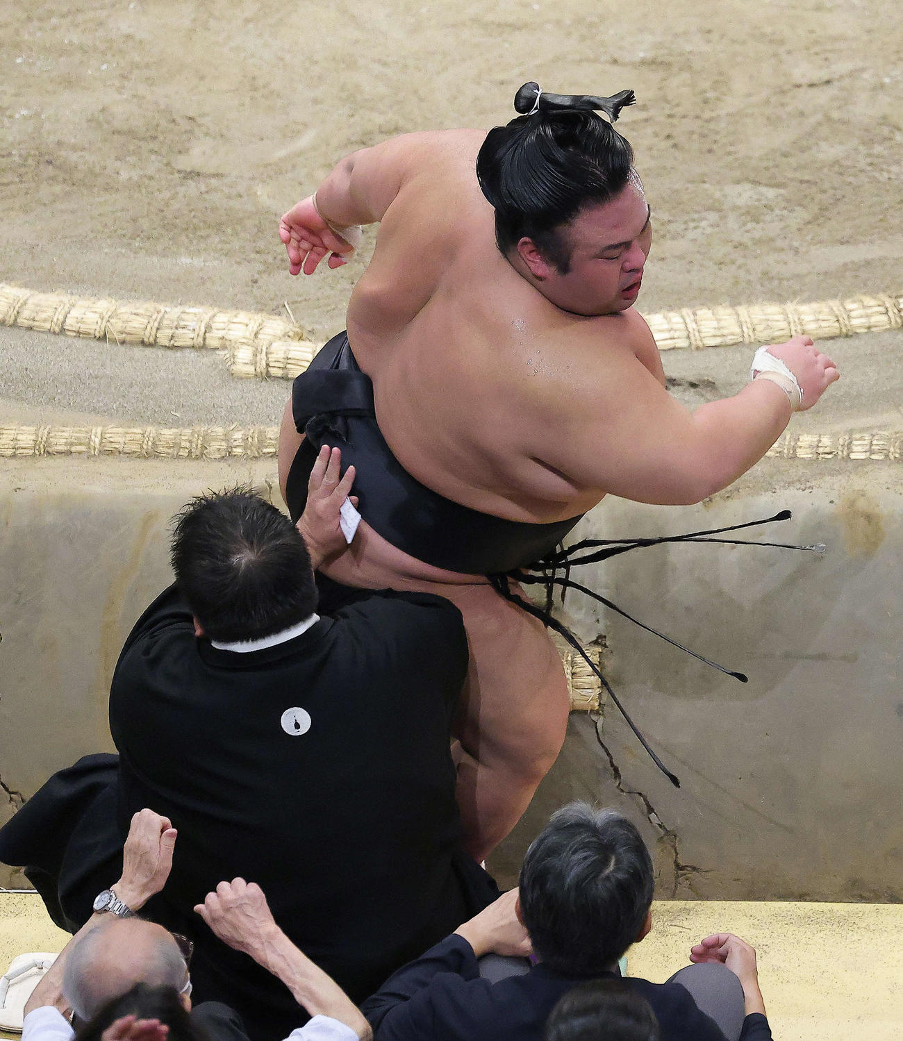 翔猿に押し出しで敗れる貴景勝（撮影・河田真司）