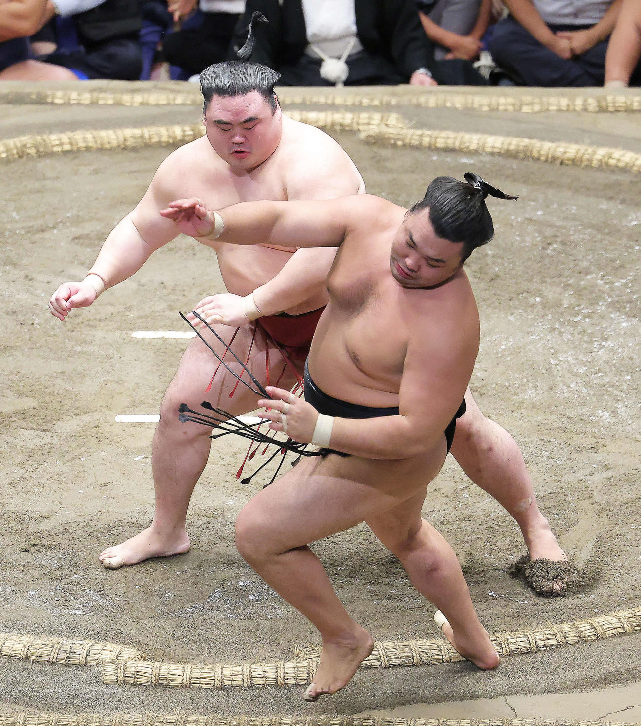 霧島（手前）を突き出しで破る隆の勝（撮影・河田真司）
