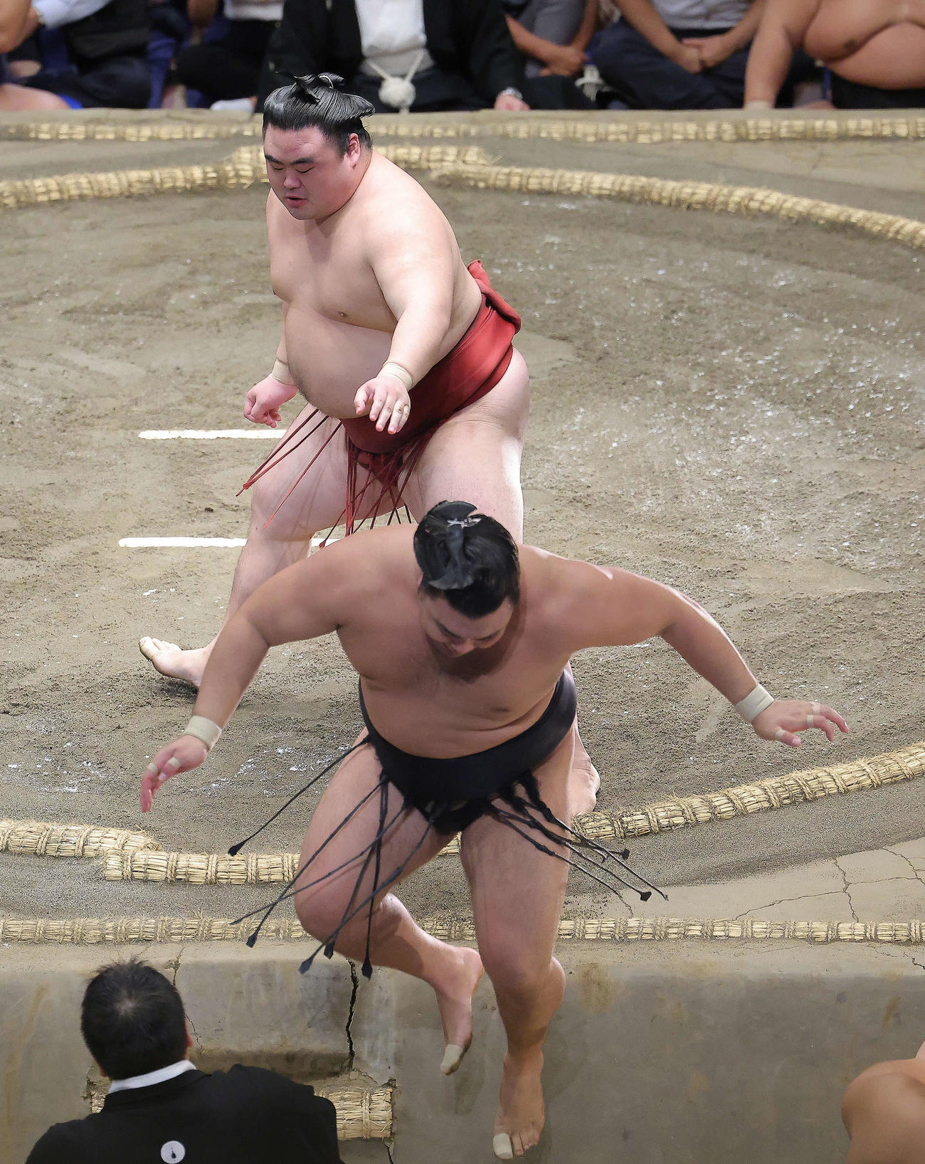 霧島（手前）を突き出しで破る隆の勝（撮影・河田真司）
