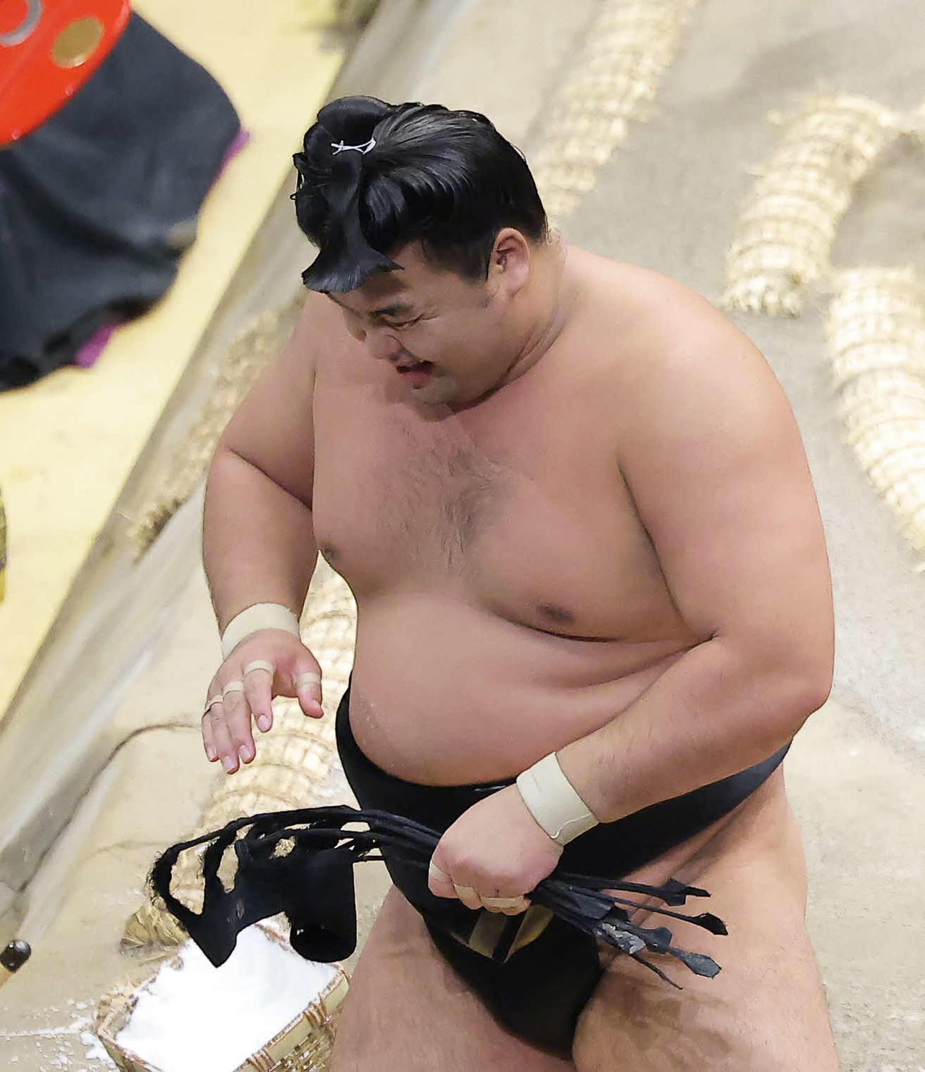 隆の勝に突き出しで敗れ、険しい表情で土俵から引き揚げる霧島（撮影・河田真司）