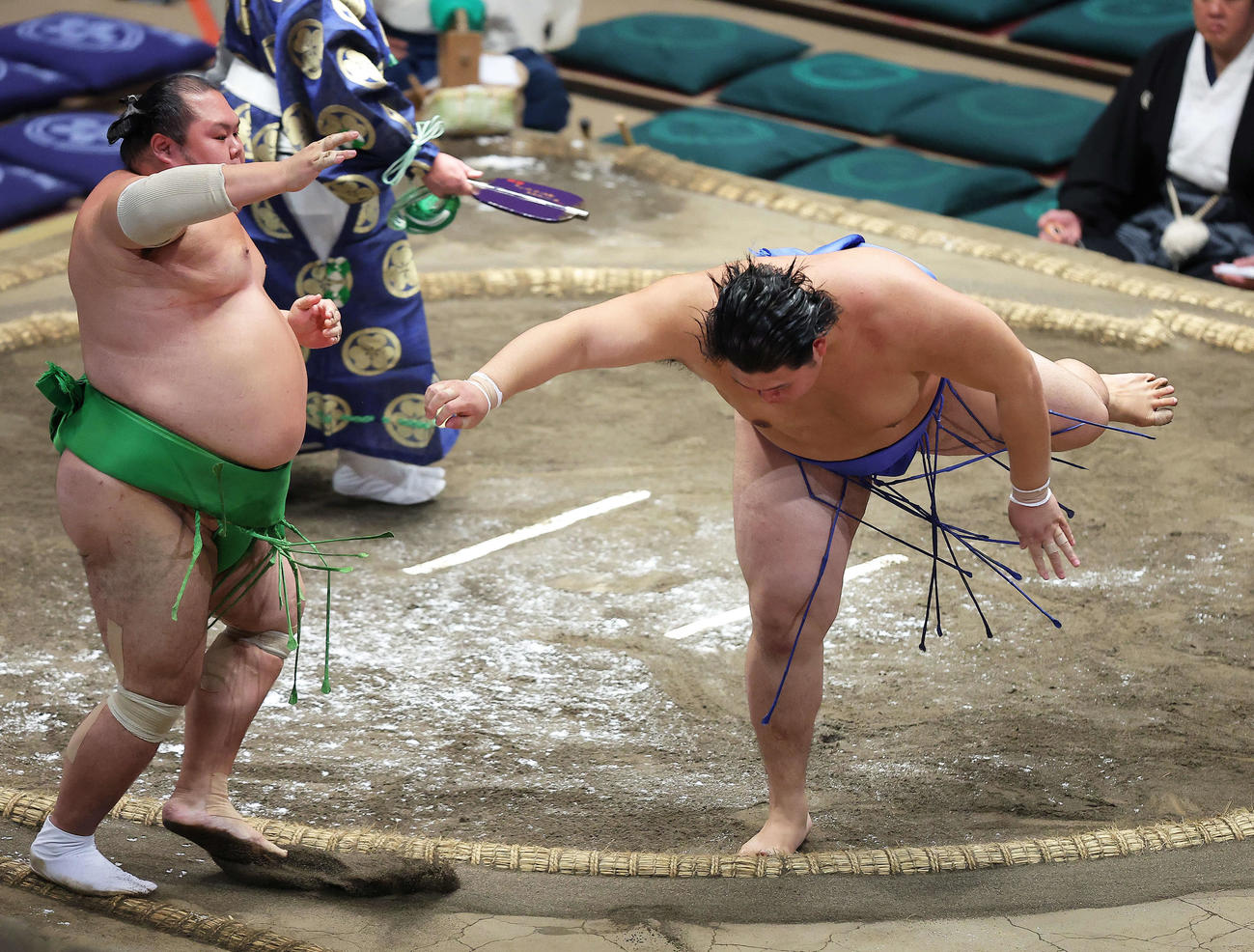 千代丸（左）を寄り切りで破る大の里（撮影・河田真司）