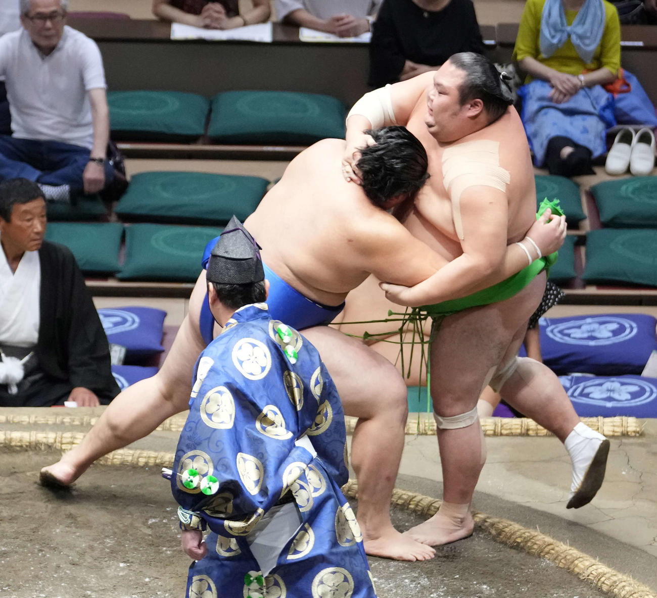 大の里（左）は千代丸を寄り切りで破る（撮影・小沢裕）