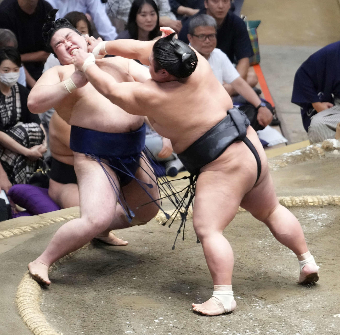 貴景勝（右）は豪ノ山を突き倒しで破る（撮影・小沢裕）