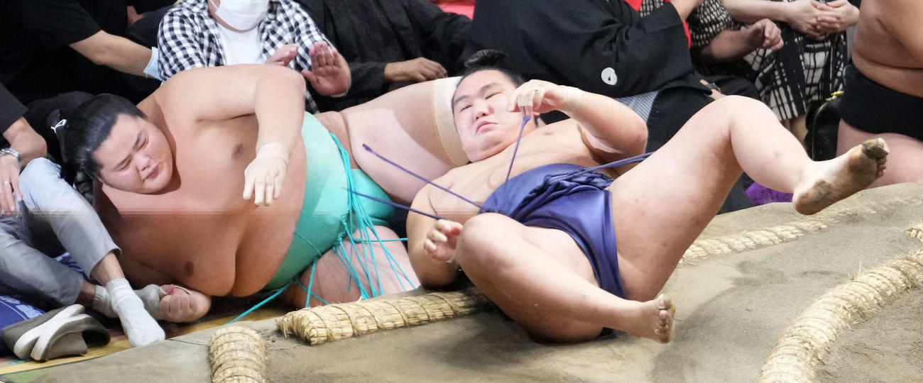 琴ノ若は豊昇龍（右）を小手投げで破る（撮影・小沢裕）