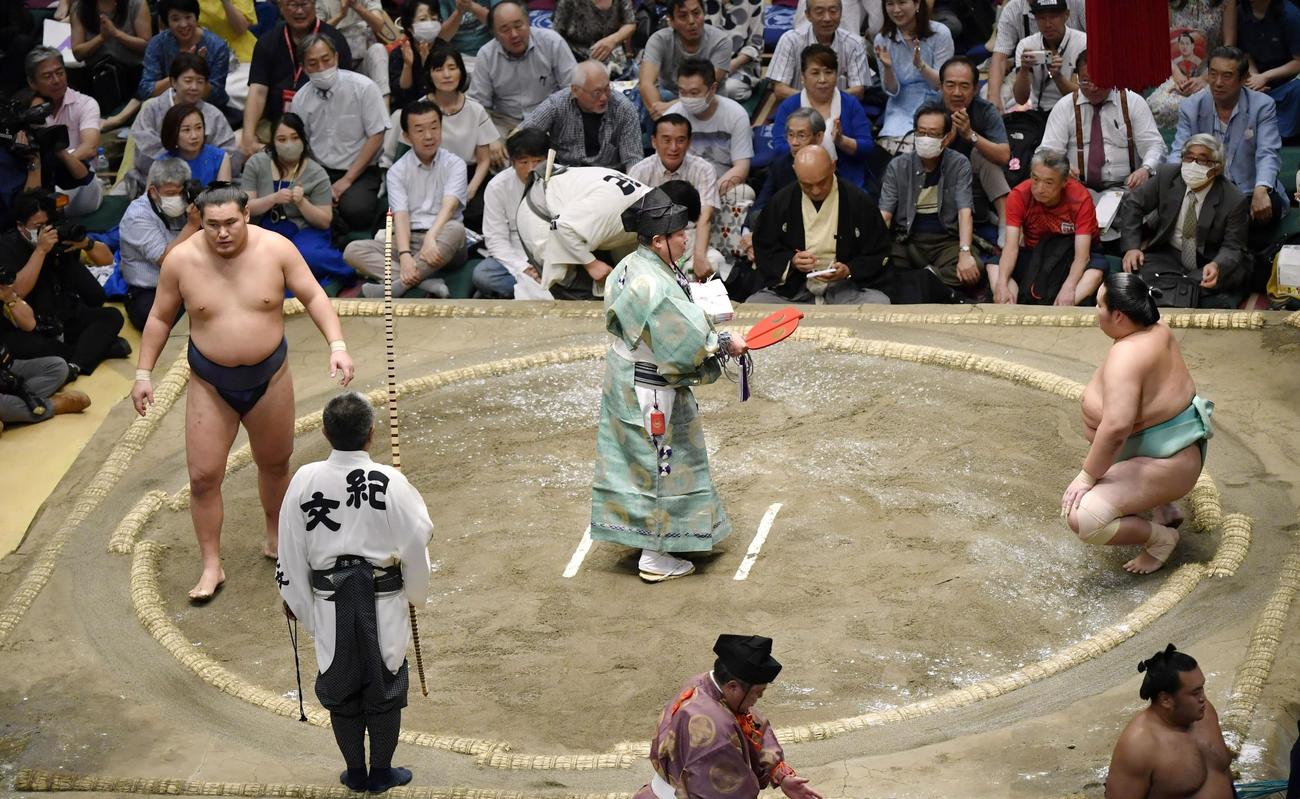 軍配差し違えで琴ノ若（右）に敗れ、引き揚げる豊昇龍。立行司は式守伊之助（共同）