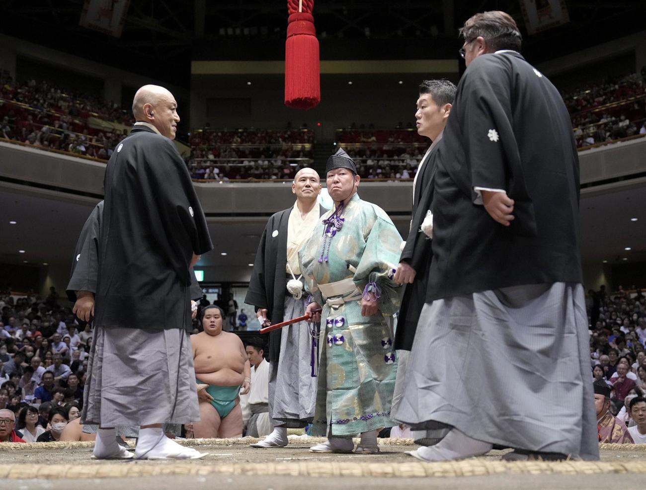 琴ノ若と豊昇龍の結びの一番で物言いがつき、土俵上で協議する審判委員ら。立行司は式守伊之助（共同）
