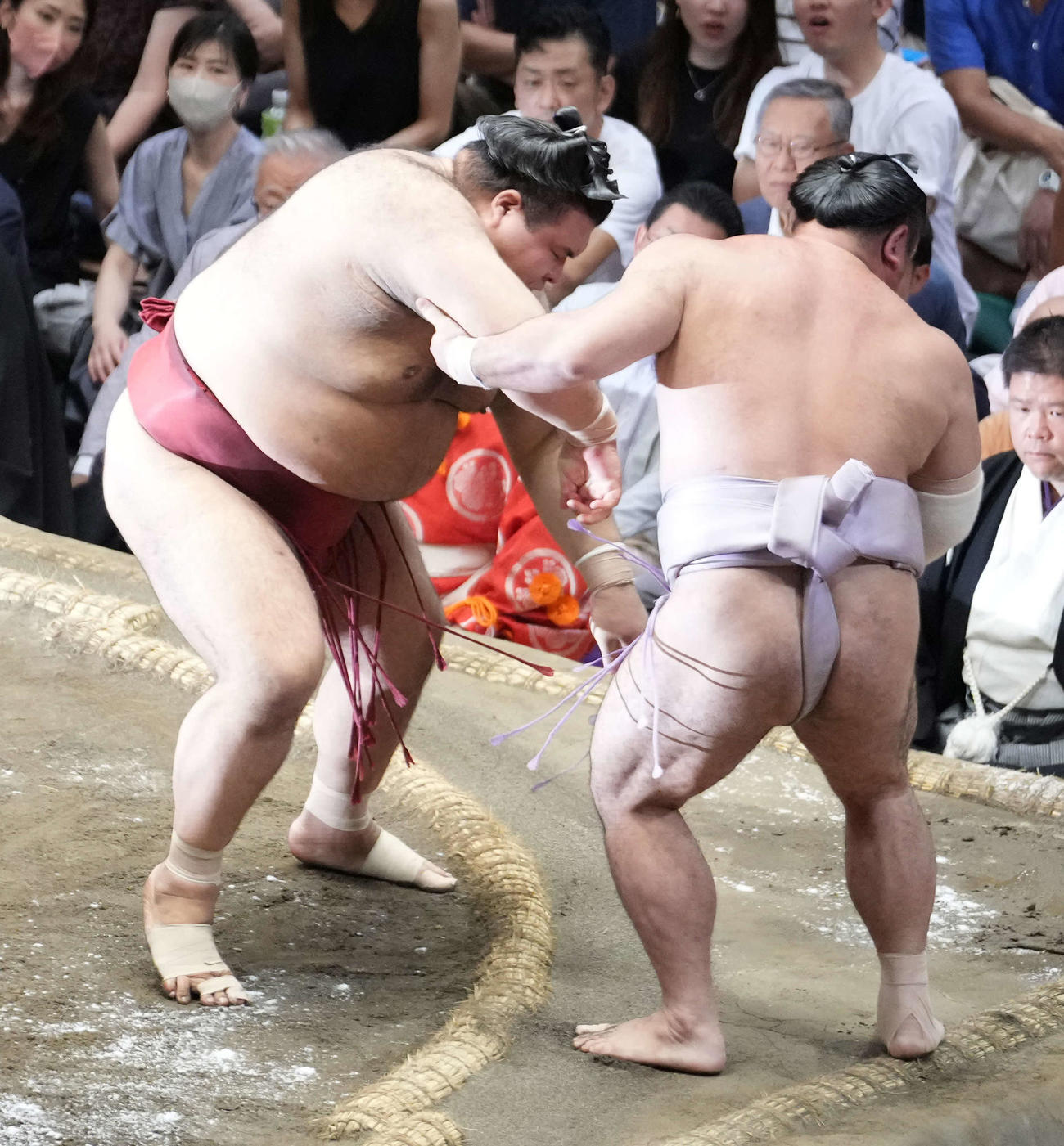 高安（左）は琴恵光を寄り切りで破る（撮影・小沢裕）