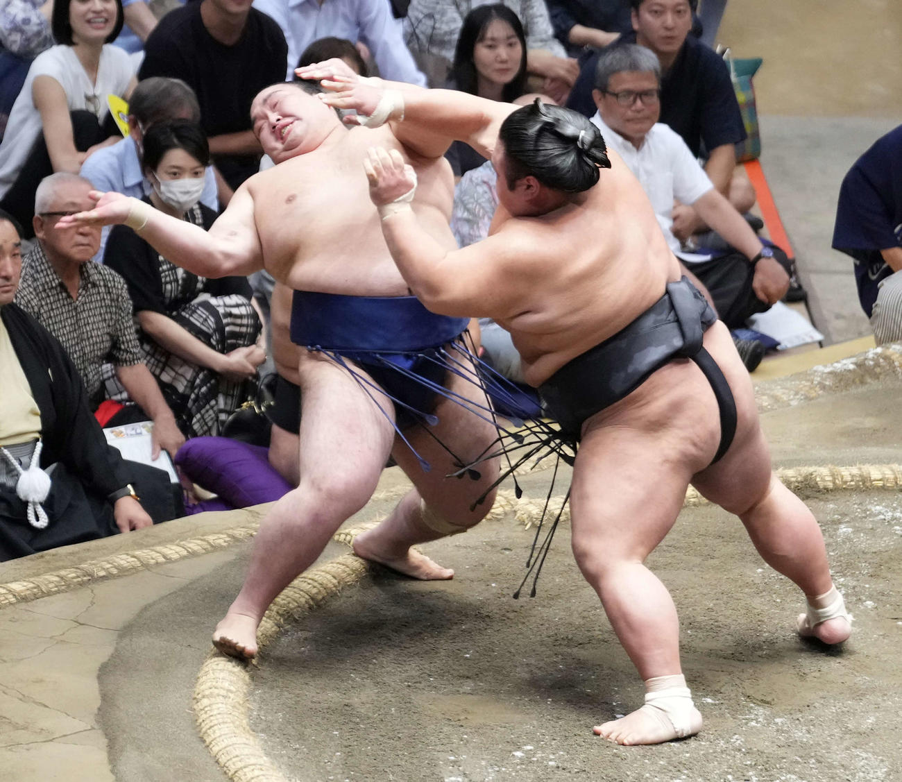 貴景勝（右）は豪ノ山を突き倒しで破る（撮影・小沢裕）