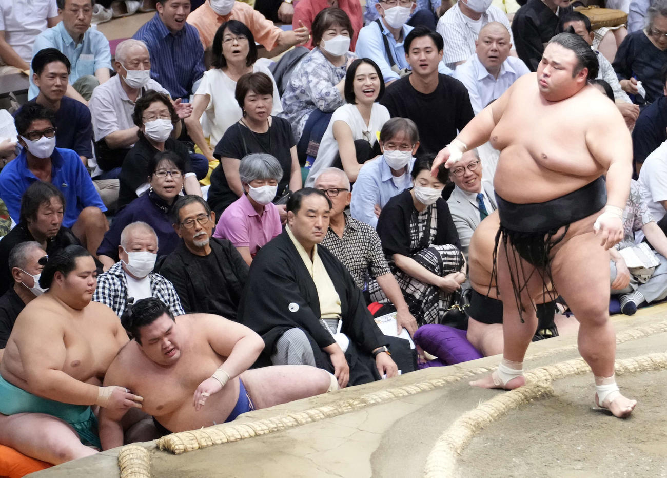貴景勝（右）は豪ノ山を突き倒しで破る（撮影・小沢裕）