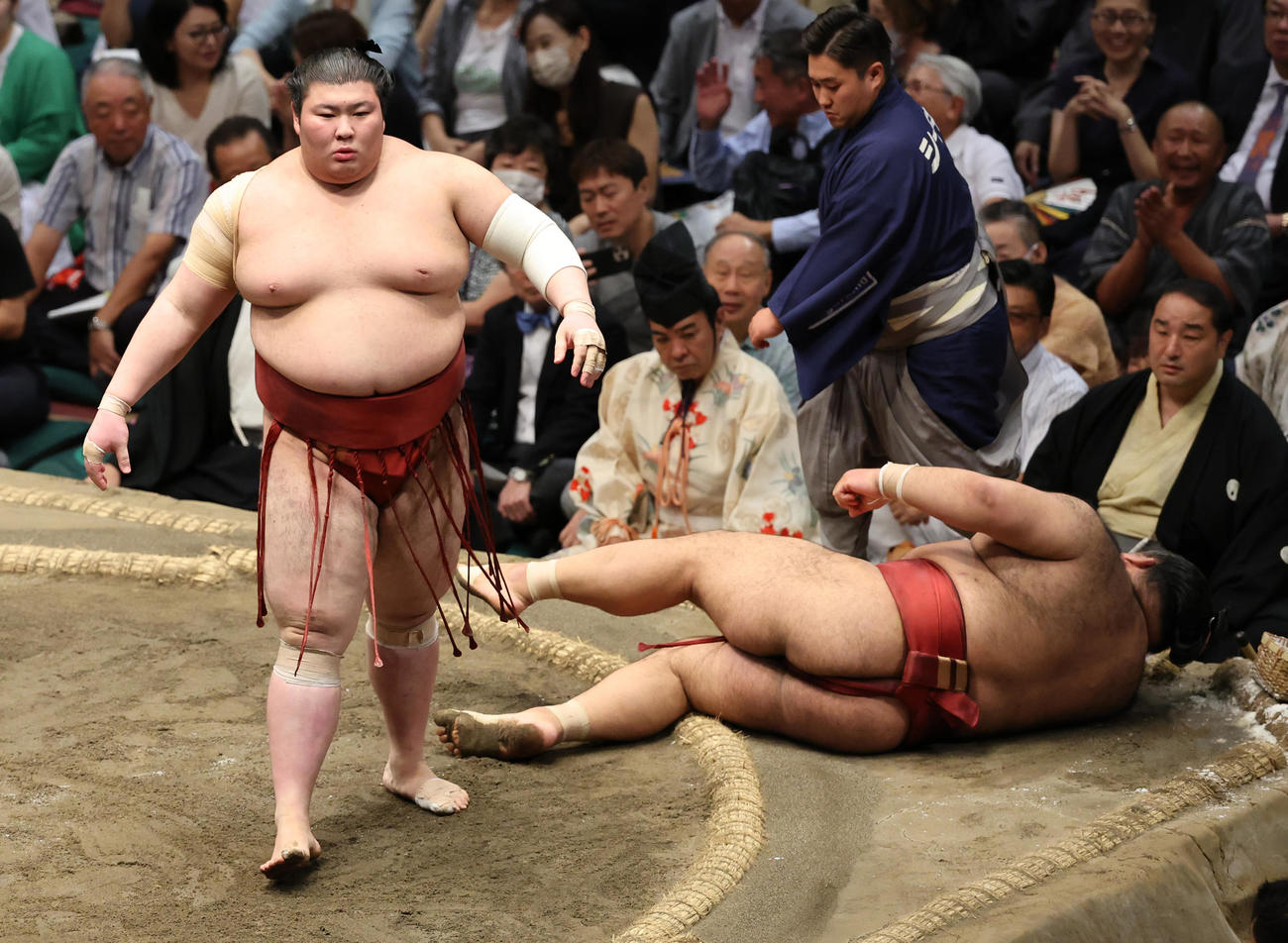 高安（右）を押し倒しで破る熱海富士（撮影・野上伸悟）