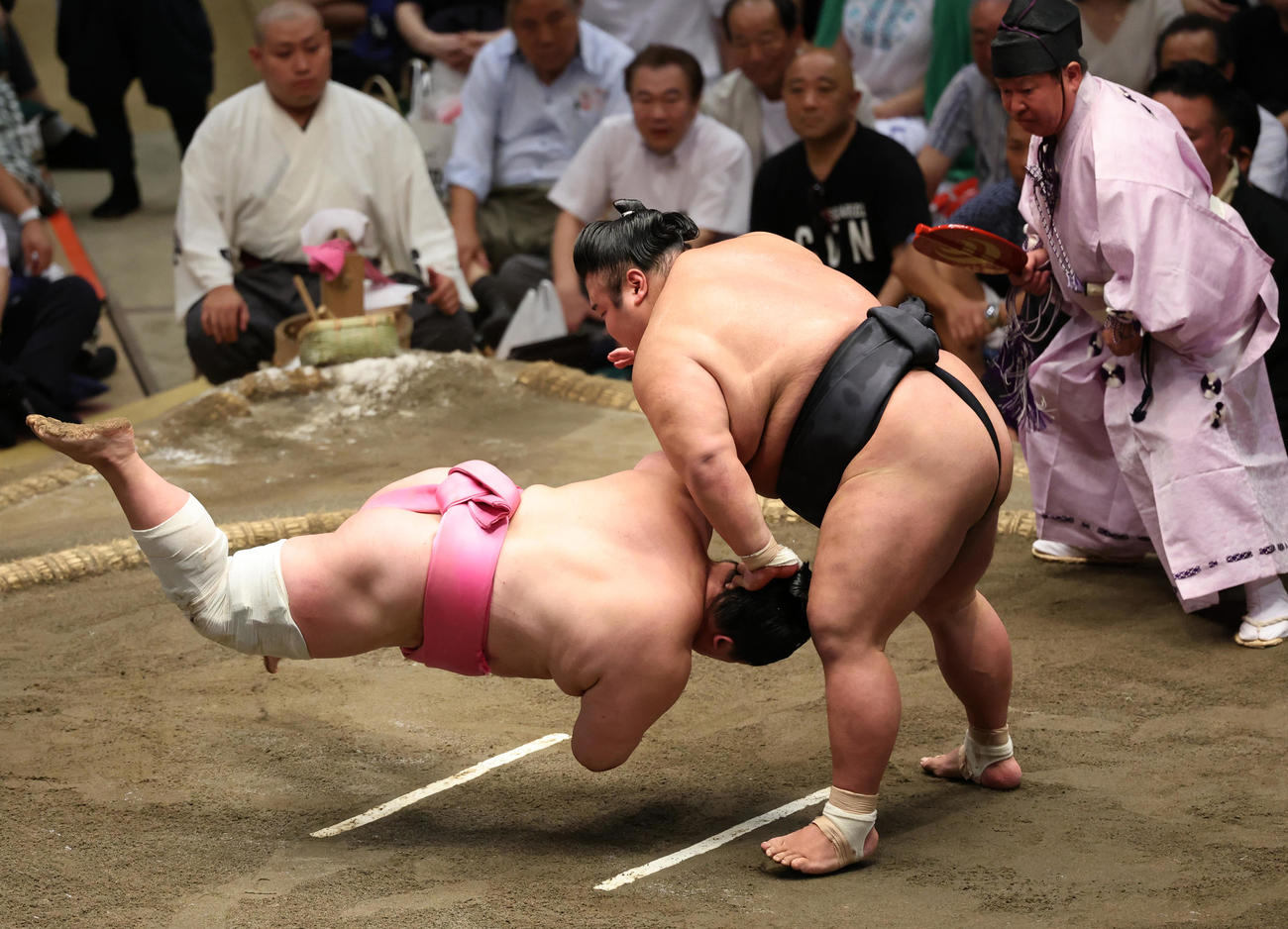 取り直しの一番で、宇良（左）をはたき込みで破る貴景勝。行司は式守伊之助（撮影・野上伸悟）