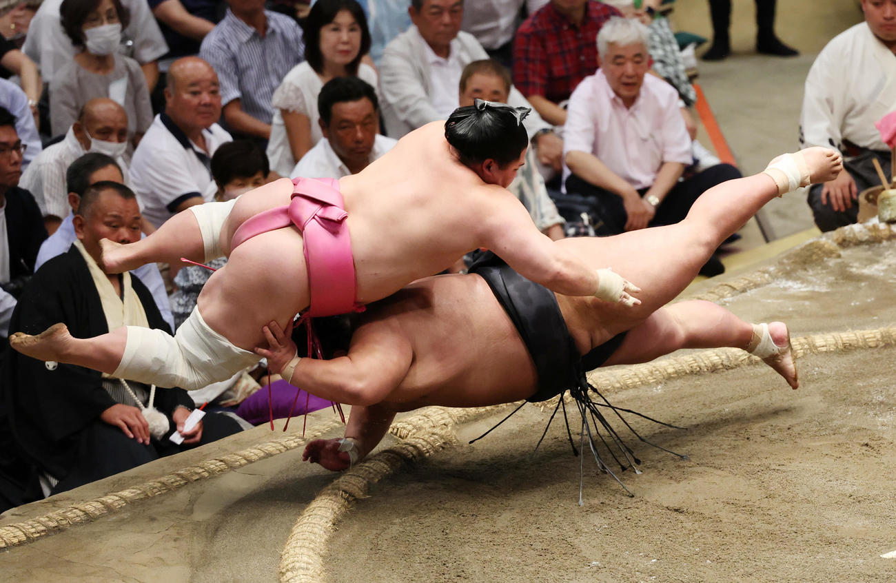宇良（左）と貴景勝の一番は、同体で取り直しとなった（撮影・野上伸悟）
