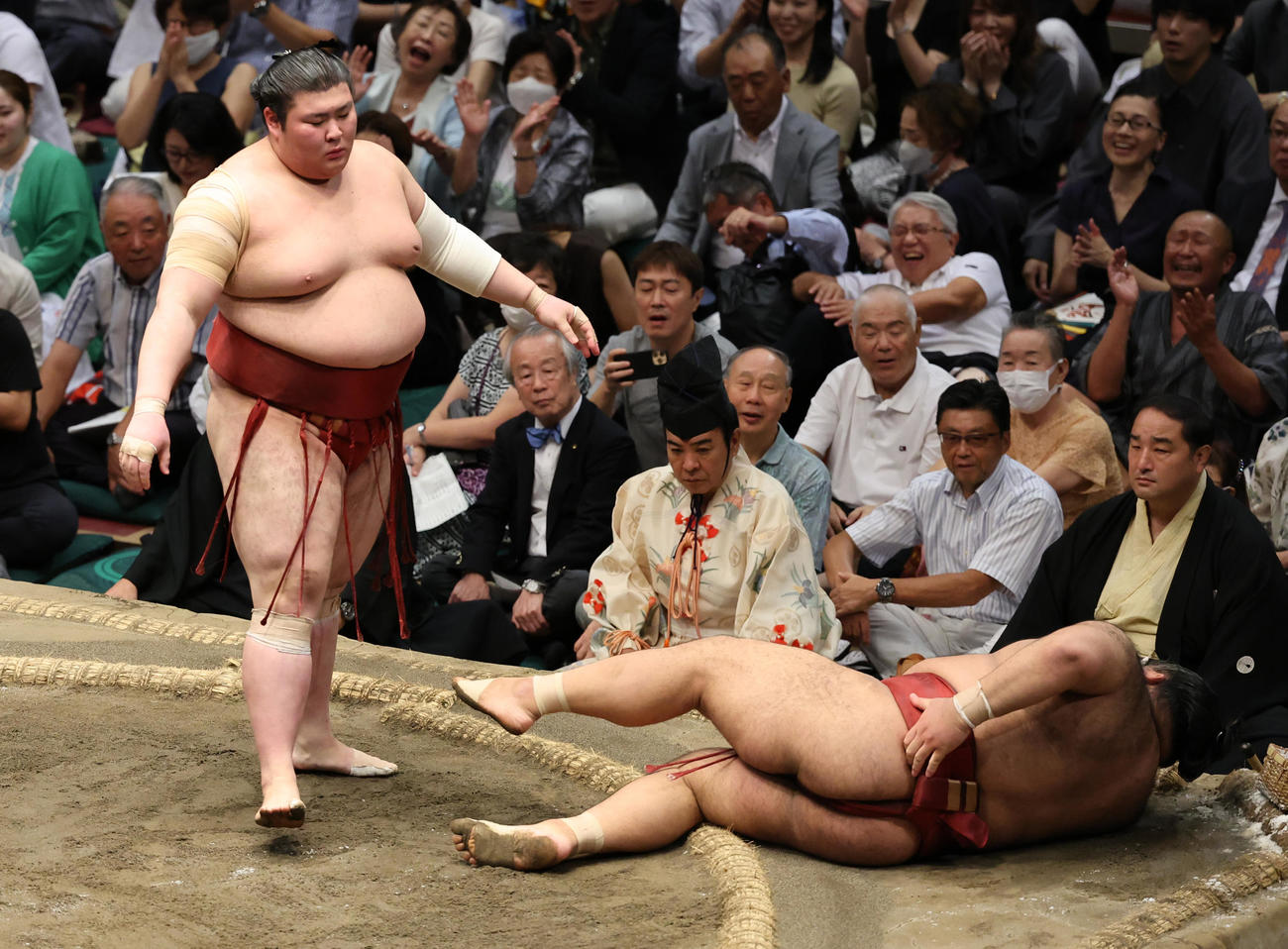 高安（右）を押し倒しで破る熱海富士（撮影・野上伸悟）