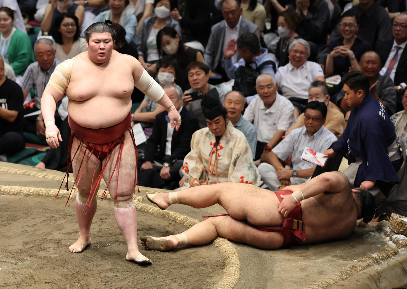 高安（右）を押し倒しで破る熱海富士（撮影・野上伸悟）