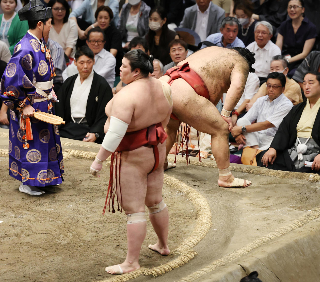 熱海富士（手前）に押し倒しで敗れた高安（撮影・野上伸悟）