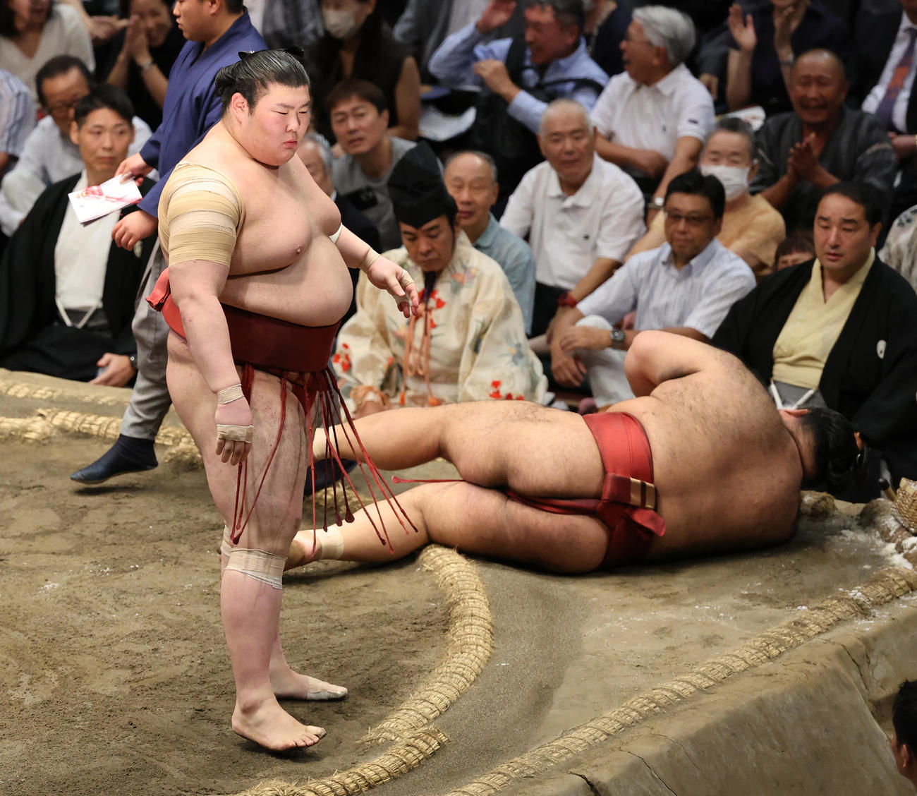 高安（右）を押し倒しで破る熱海富士（撮影・野上伸悟）