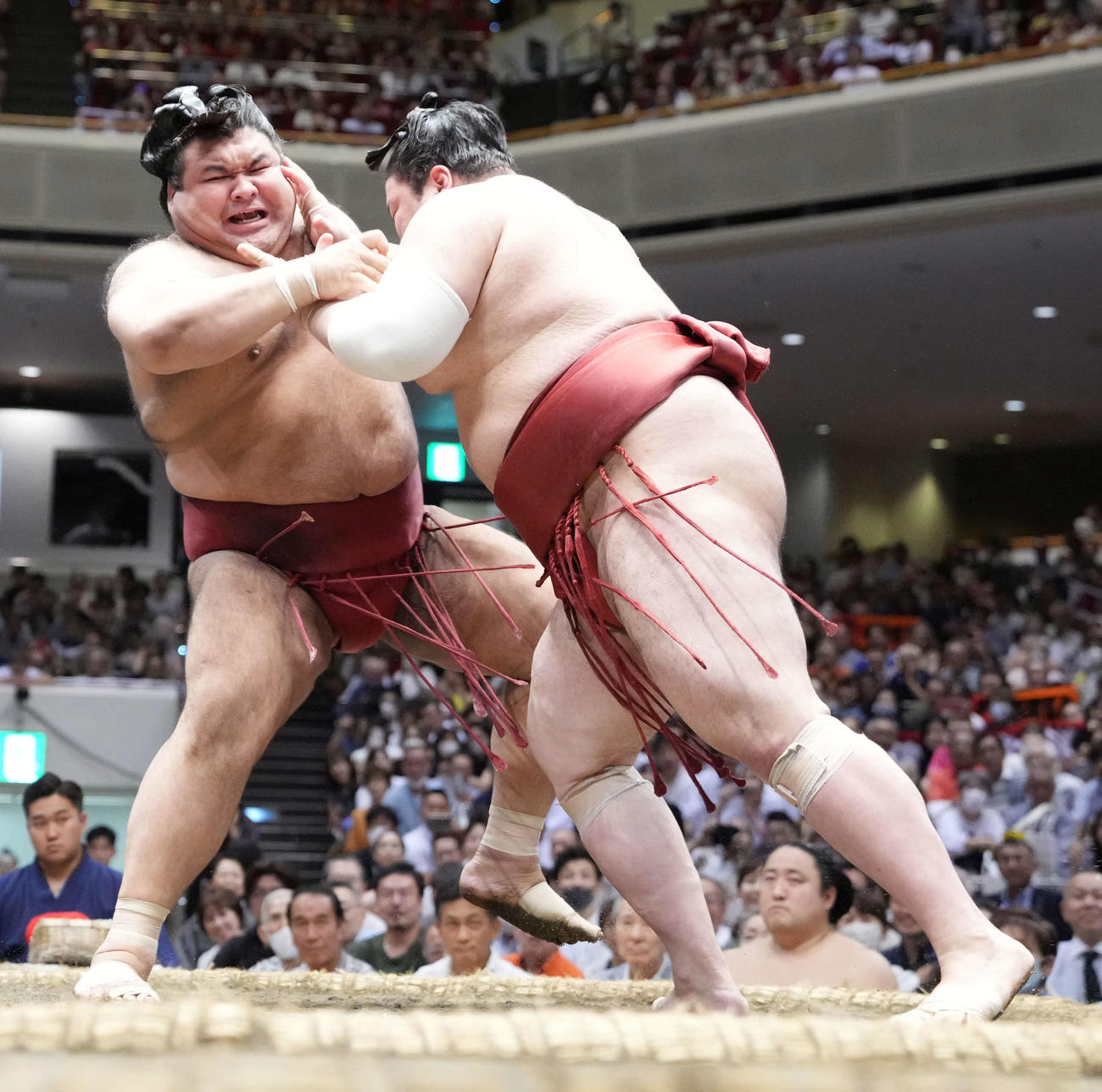 熱海富士（右）は高安を押し倒しで破る（撮影・小沢裕）