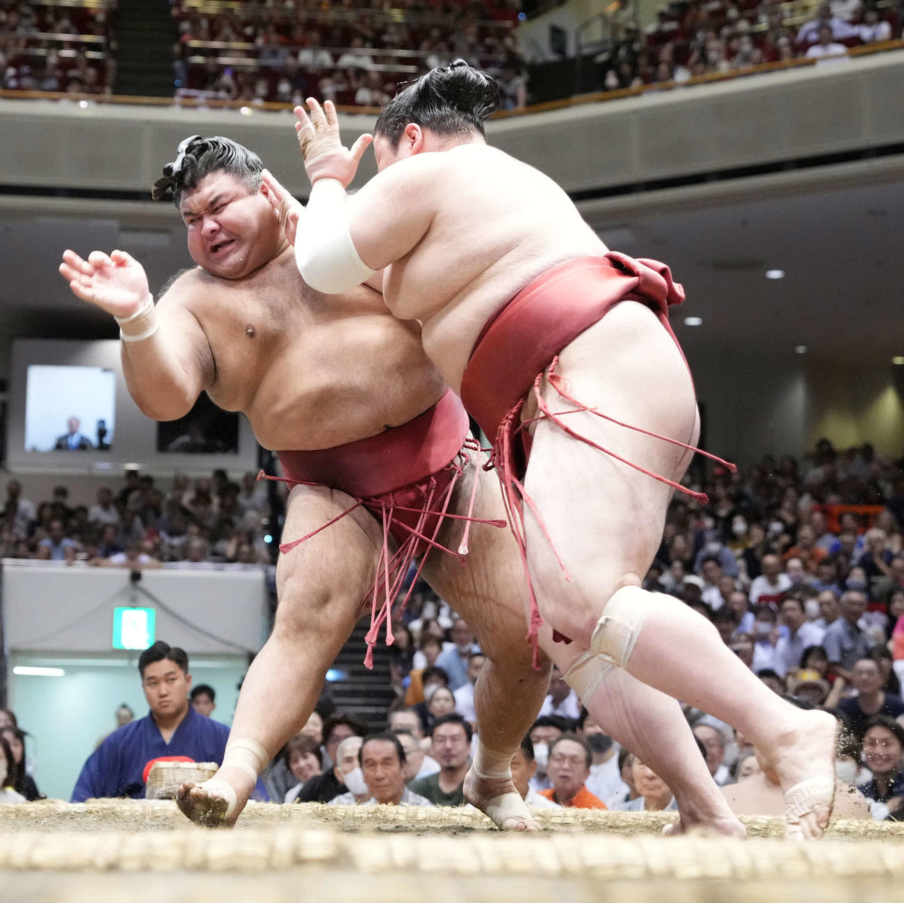 熱海富士（右）は高安を押し倒しで破る（撮影・小沢裕）