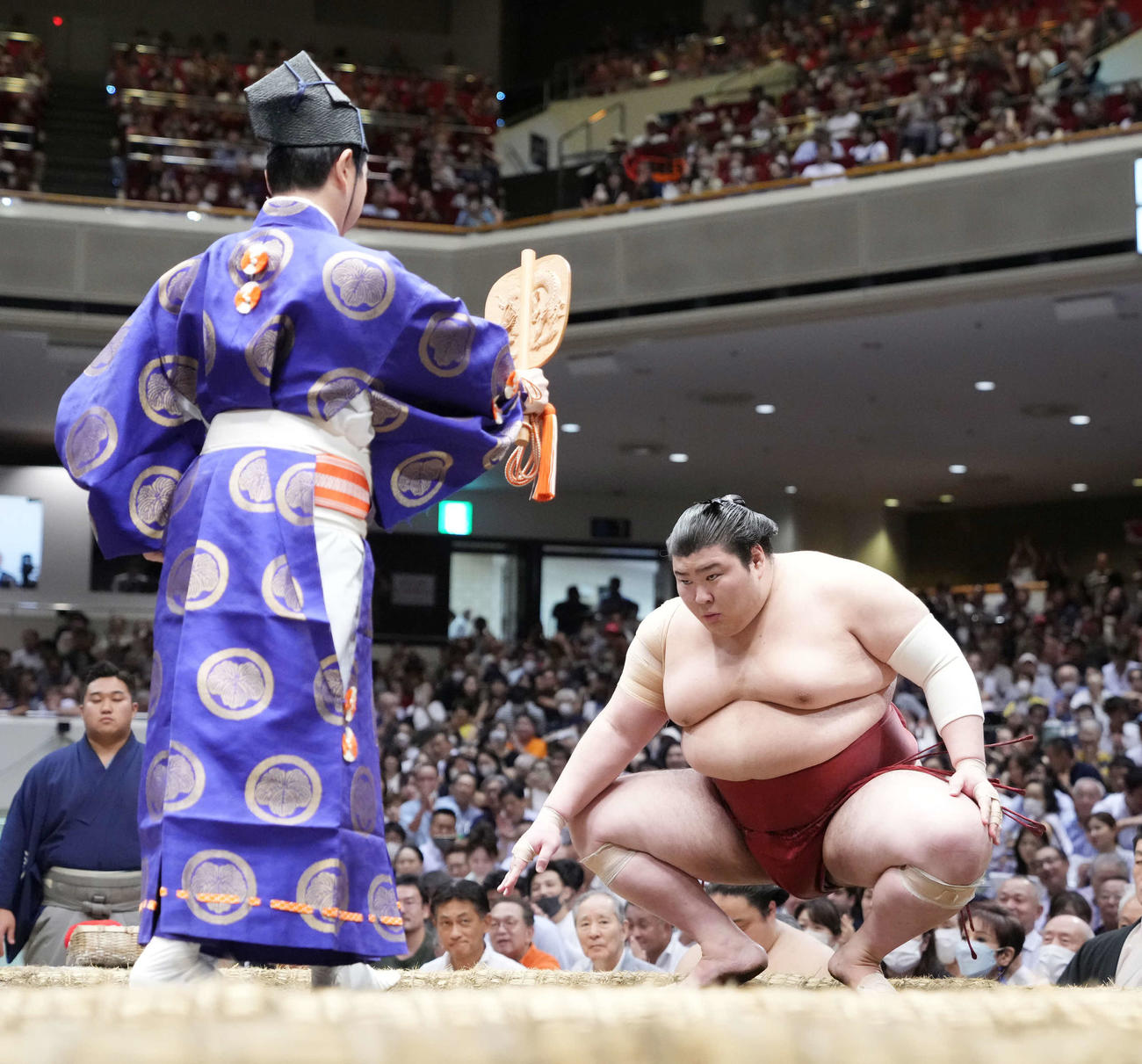 1敗で単独トップに躍り出た熱海富士は勝ち名乗りを受ける（撮影・小沢裕）
