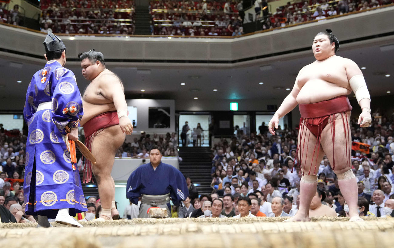熱海富士（右）は高安を押し倒しで破る（撮影・小沢裕）