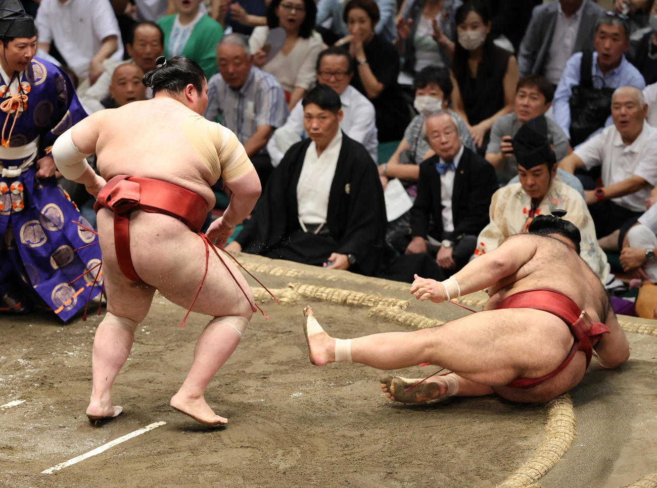 高安（右）を押し倒しで破る熱海富士（撮影・野上伸悟）
